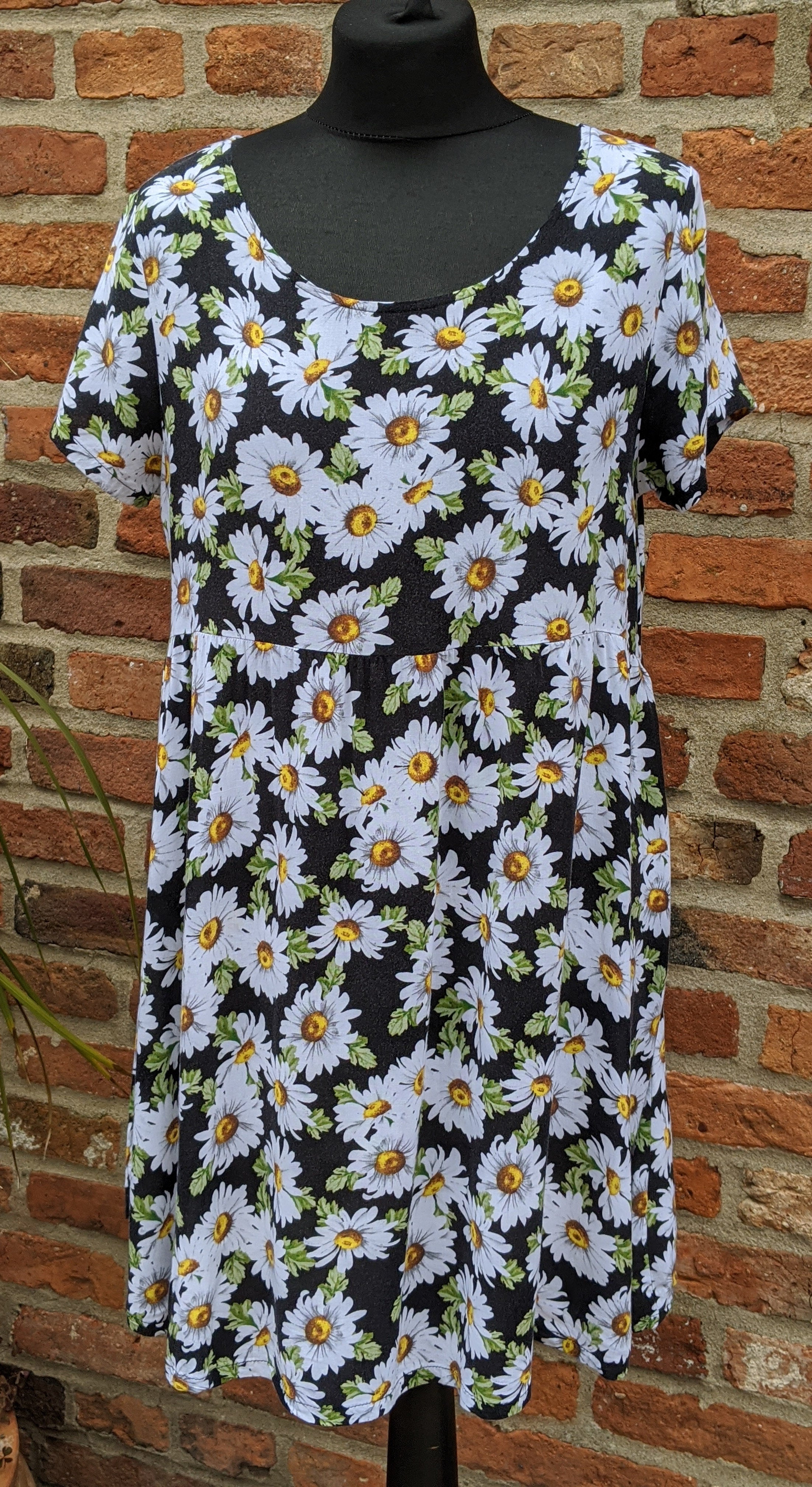 90s daisy print smock dress size M/L vintage vixen online 90s daisy print smock dress size M/L vintage vixen online