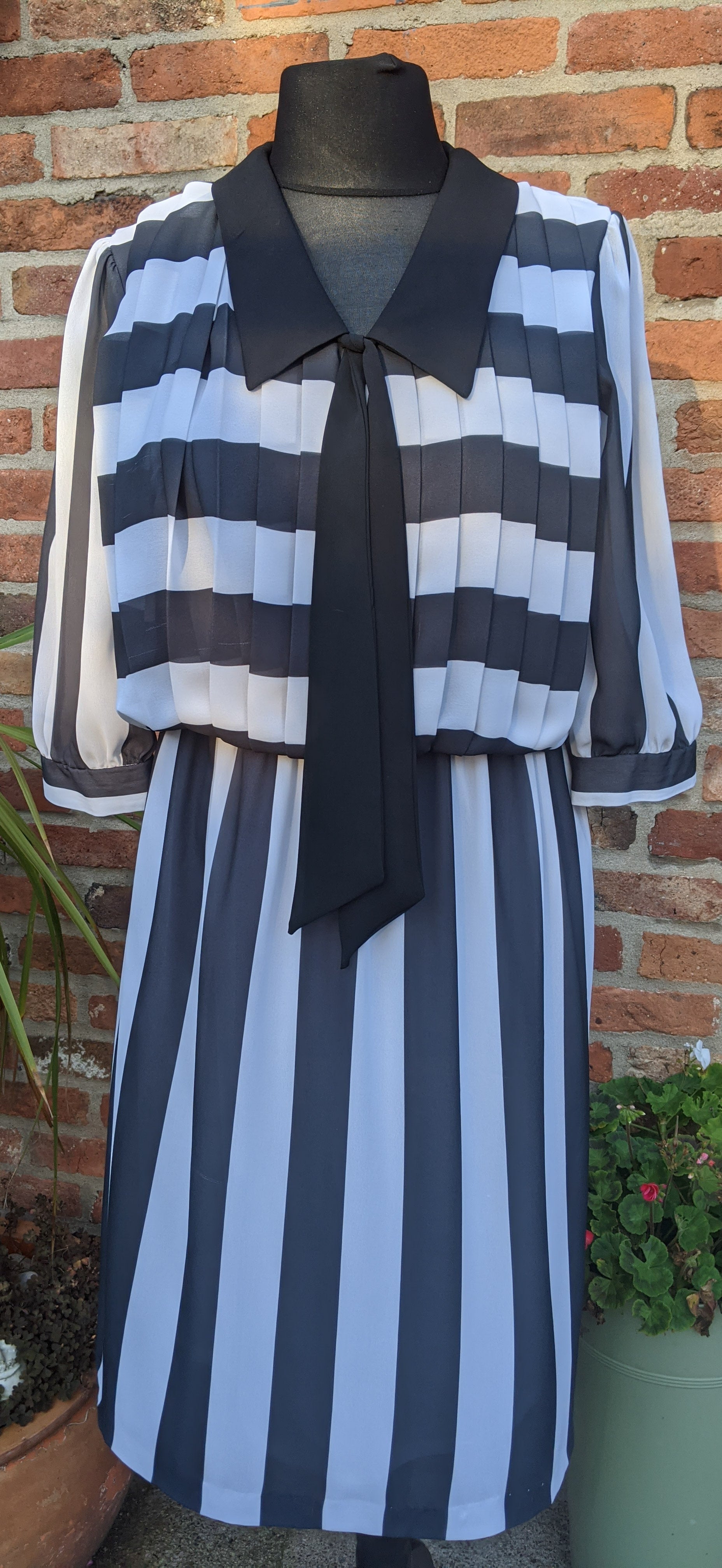 Poly chiffon black & white midi dress size 12/14 item816